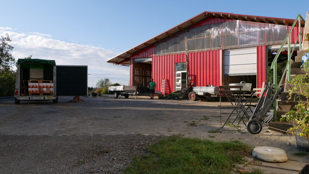 Rotes Gebäude, der neue Stall.