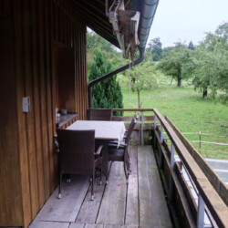 Balkon Holz-Balkon der Ferienwohnung mit Esstisch mit Blick auf die Streuobstwiese