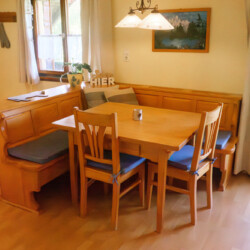 Wohnküche Essbereich der Wohnküche, Holztisch mit Stühlen und Eckbank.