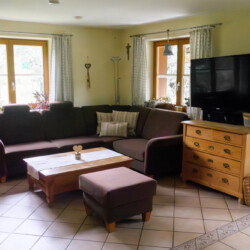 Wohnküche Blick auf das braune Ecksofa und den Fernseher in der Wohnküche.