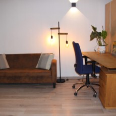 Sofa und Schreibtisch